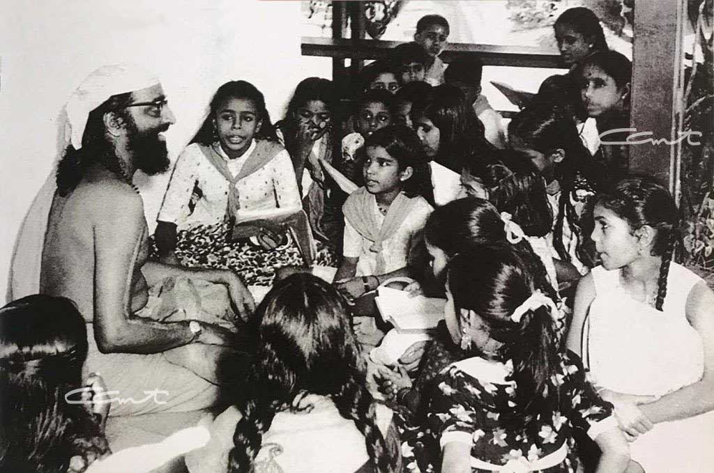 Swami Chinmayanandaji with children